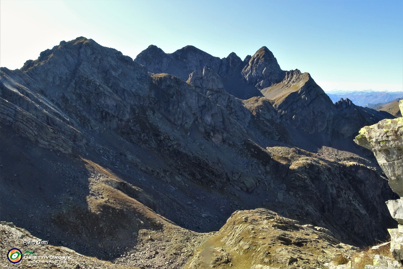 63 In discesa su sentierino per cresta vista verso la costiera (da sx) Giarolo-Paradiso-Trona.JPG